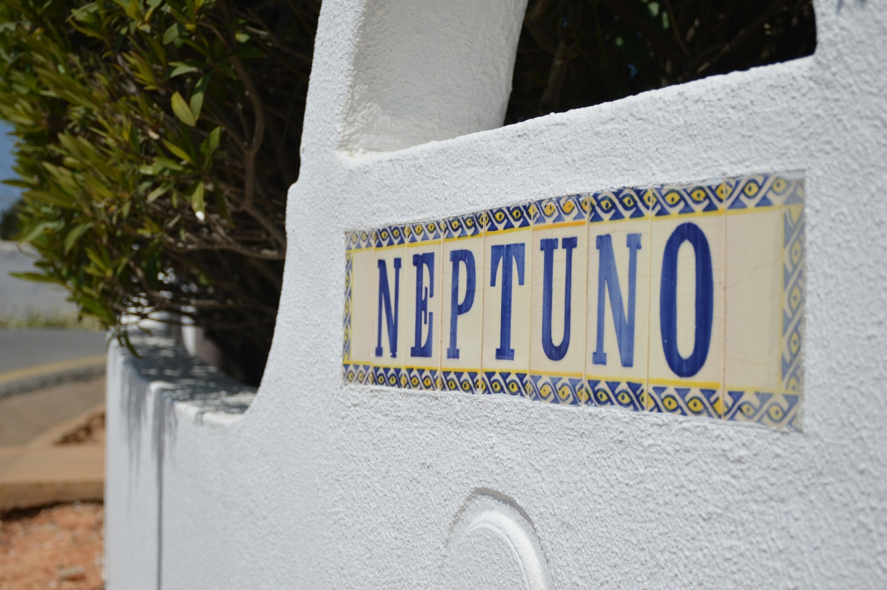 Neptuno Apartment sign