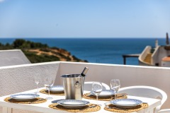 8 - Roof terrace with cliffs and sea view